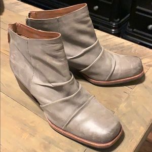 Greige leather Korkease back zip ankle boots